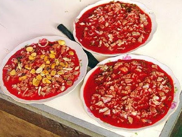 Điểm tâm sáng bằng tiết canh chó, người đàn ông bị liệt tứ chi