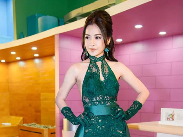 Không hiểu sao, toàn những lúc cần đẹp thì Chi Pu lại chọn đồ "tai nạn" thế này