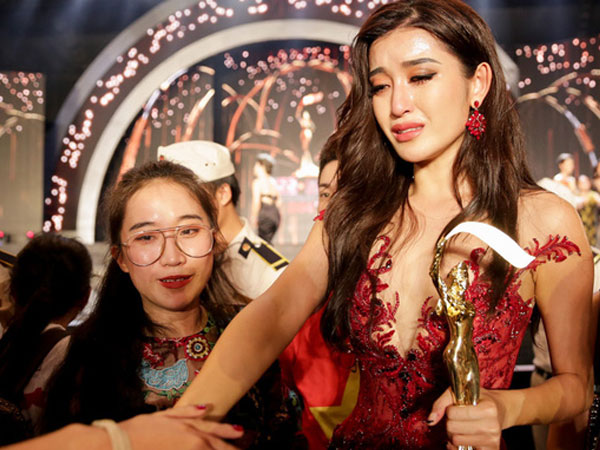 Nhà thiết kế Sỹ Hoàng: 'Việc Huyền My khóc tức tưởi như bị xử ép thật đáng xấu mặt'