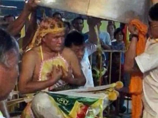 Pháp sư bị bỏng tử vong khi xông hơi trên chảo lửa để “tẩy rửa tâm hồn”