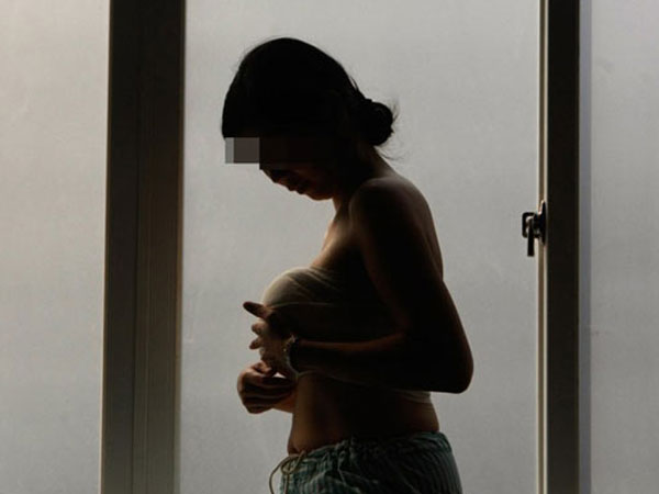 Phẫu thuật nâng ngực để “chiều chồng”, tôi nhận cái kết đầy nước mắt