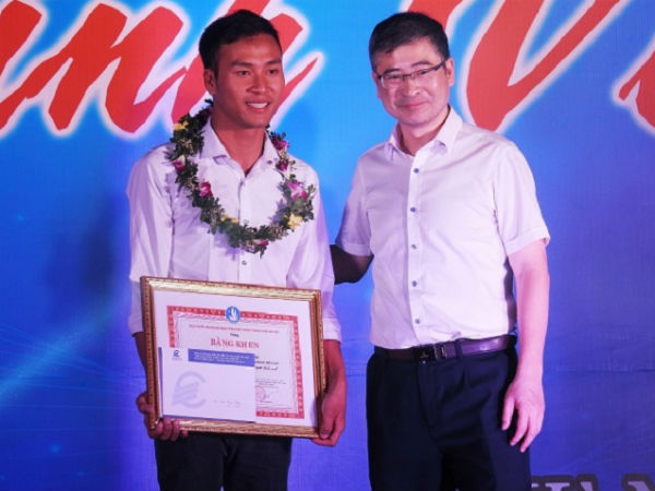 Thưởng nóng sinh viên chạy xe ôm trả 320 triệu đồng cho khách bỏ quên