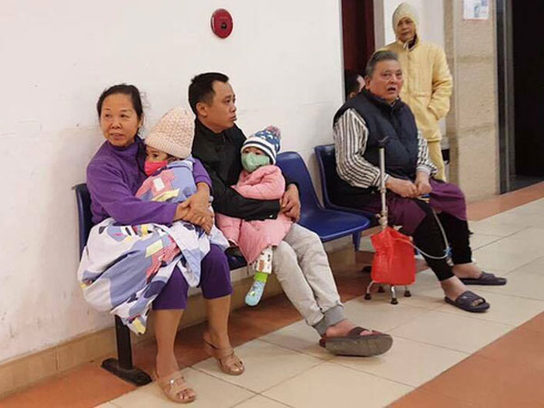 Hà Nội: Không kịp mặc áo ấm, người dân vội vàng ôm con tháo chạy khỏi tòa nhà 17 tầng đang bốc cháy