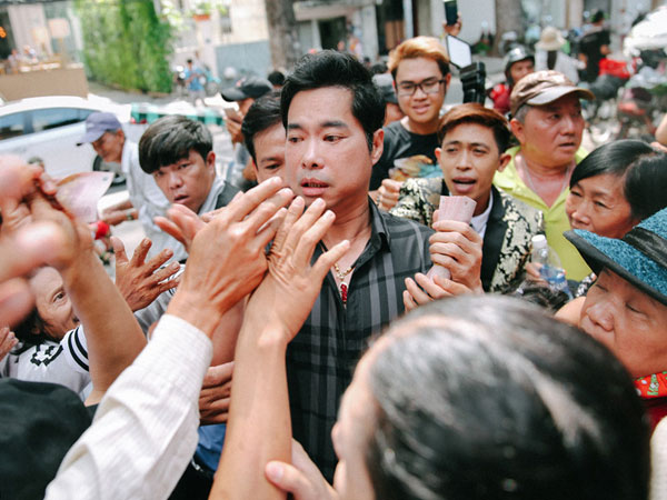 Người dân khóc lóc, chen lấn để nhận gạo, tiền ở biệt thự của Ngọc Sơn