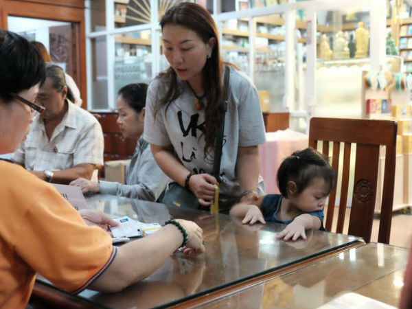 Sài Gòn: Vợ dắt chồng, mẹ ẵm con gái đi đăng ký hiến tạng cứu người