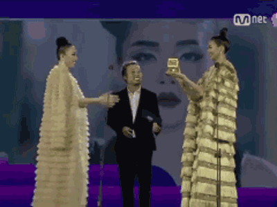 Trên sân khấu MAMA 2017 tại Việt Nam, bỗng xuất hiện toà tháp đôi Petronas bằng người thật...