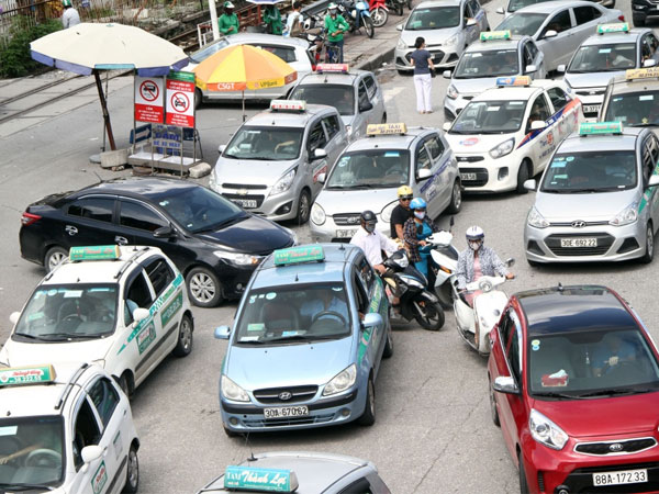 Bệnh viện Bạch Mai 'trần tình' về vụ taxi độc quyền trong bệnh viện