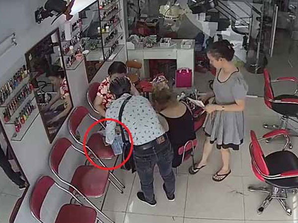 Clip: Thanh niên làm "ảo thuật" cuỗm điện thoại trước mặt 3 cô gái