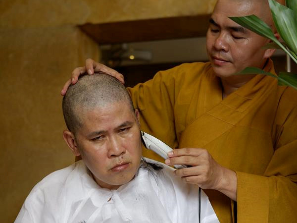 Diễn viên Phước Sang xuống tóc khi ba qua đời