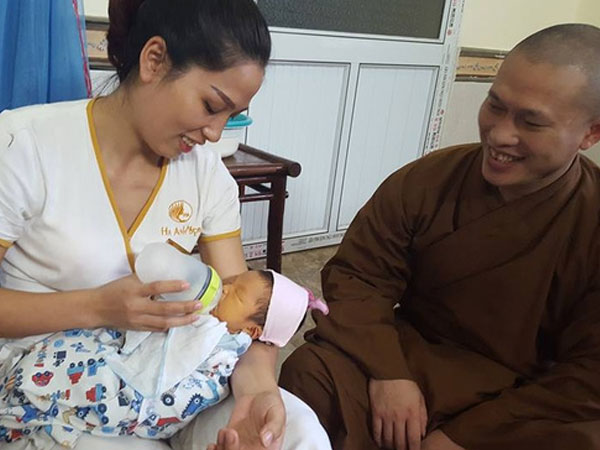 Hưng Yên: Phát hiện bé sơ sinh bị bỏ rơi sau tượng phật cùng lá thư nhờ nuôi hộ