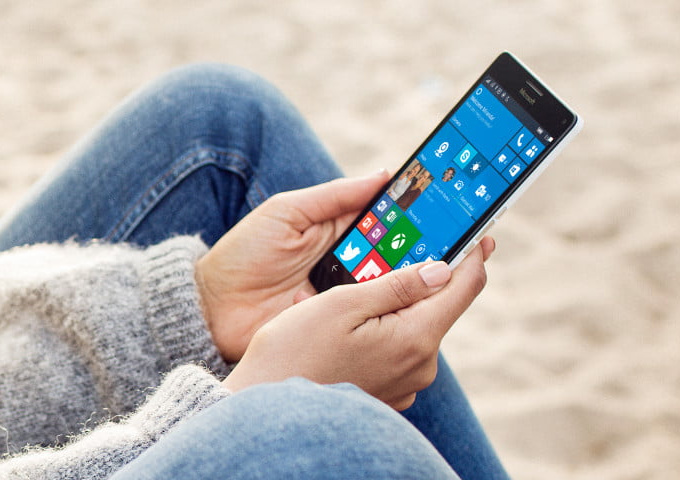 Microsoft sắp ra mắt điện thoại gập Surface Phone