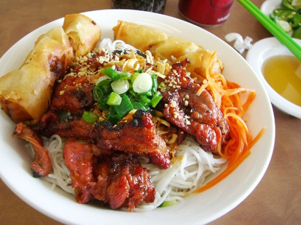 Một tô bún thịt nướng chứa bao nhiêu calo?