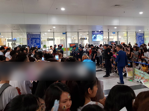 Nóng: Lee Kwang Soo xuất hiện chớp nhoáng trong sự chào đón cực sung của hàng ngàn fan Việt tại Nội Bài