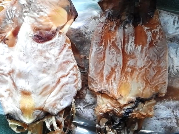 Thực hư thông tin mực giả làm bằng nhựa, đốt cháy như cao su
