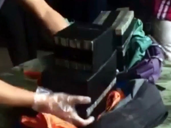 Video: 45 bánh heroin 'ẩn' dưới ghế xe khách