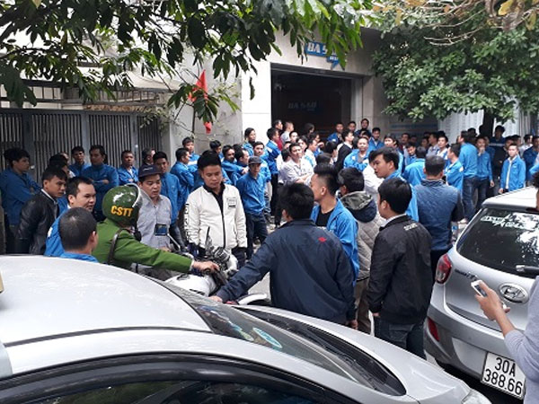 Hà Nội: Hàng trăm lái xe taxi biểu tình huyên náo cả con phố