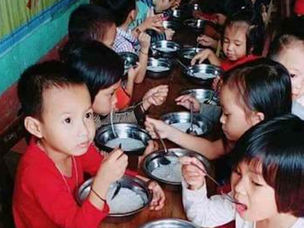 Hiệu trưởng trường 'nấu bún chan nước xương cho trẻ' bị đình chỉ