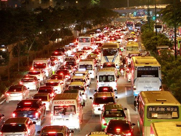 Kẹt xe kinh hoàng đêm cuối tuần tại cửa ngõ sân bay Tân Sơn Nhất