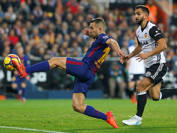 Messi bị tước bàn hợp lệ, Barca chia điểm với Valencia
