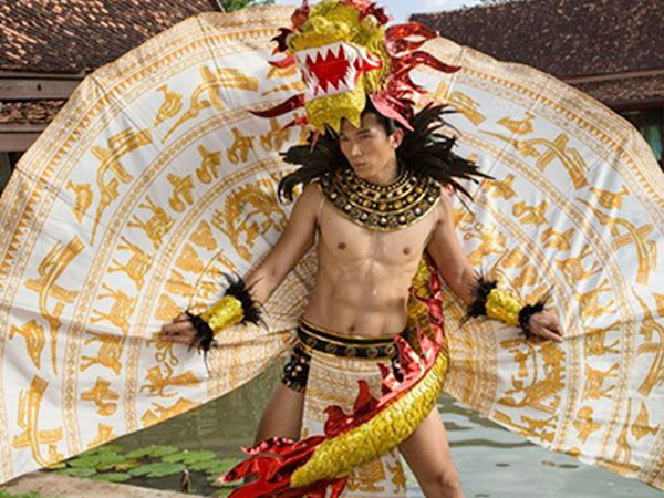 Ngọc Tình diện trang phục hình rồng tại Manhunt International