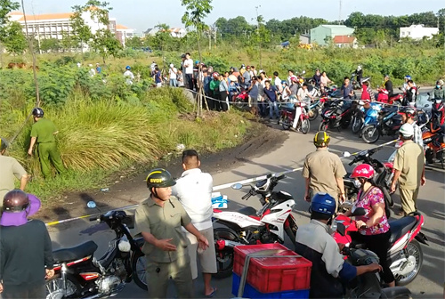 Thi thể thanh niên nhiều vết đâm bên đường