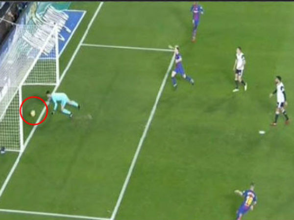 Video: Bàn thắng bị từ chối của Messi trong trận hòa Valencia