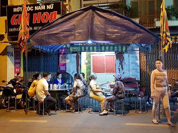 Video: Người thân khóc nức nở thương tiếc bé trai bị sát hại ở Sài Gòn