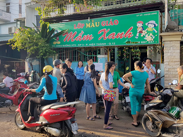 Video: Phụ huynh kéo đến trường truy tìm bảo mẫu đánh trẻ