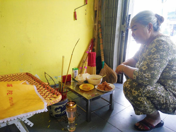 Vụ bé trai 6 tuổi bị bảo vệ tổ dân phố cắt cổ tử vong: "Con ơi, con đâu rồi về với ngoại đi mà"
