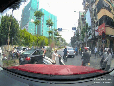 Clip: Ông Tây nhấc bổng, lôi người phụ nữ và xe máy vào lề đường