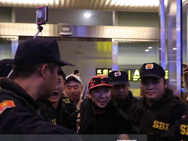 Cuối cùng Haha (Running Man) đã xuất hiện, vất vả thoát khỏi vòng vây cuồng nhiệt của fan Việt