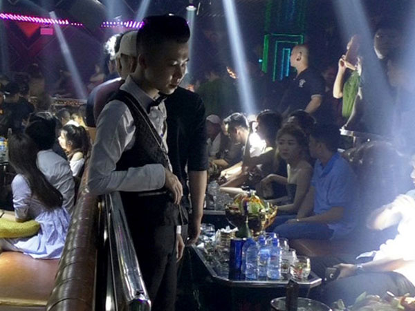 Hàng chục dân chơi phê ma túy trong 3 quán bar ở trung tâm Sài Gòn