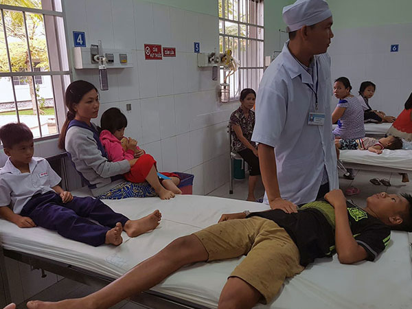 ‘Lộ’ nhiều điểm bất thường trong vụ 500 học sinh ngộ độc sau khi uống sữa