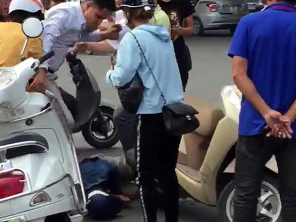Nghi dàn cảnh cướp tài sản, người đàn ông bị đánh gục giữa phố