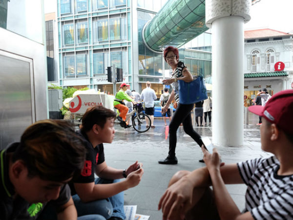 Thuê người Việt xếp hàng mua iPhone X ở Singapore 3 triệu/suất