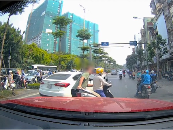 Nhân chứng kể lại vụ ông Tây lôi 'ninja' và xe máy vào vỉa hè: Cô gái vượt đèn đỏ, bị CSGT bắt sau đó ngồi giữa đường lấy điện thoại quay clip