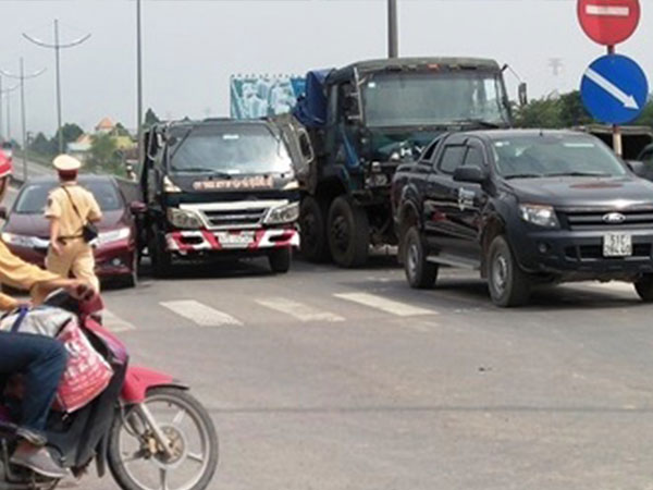 Ô tô va chạm liên hoàn, cao tốc Trung Lương ùn ứ nhiều giờ
