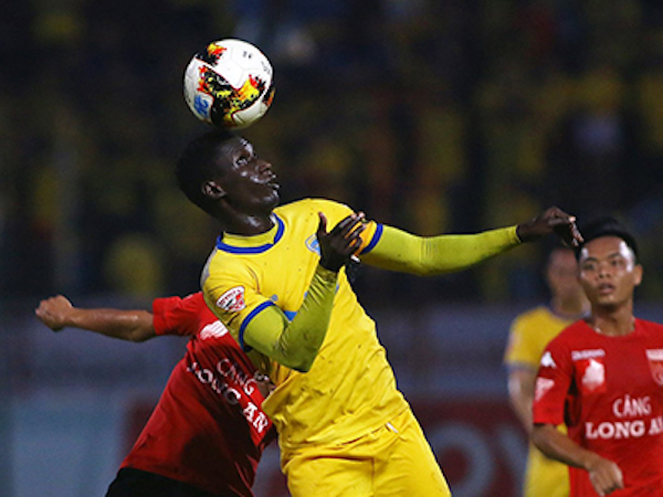 Thanh Hoá tái chiếm đỉnh bảng V-League sau trận cầu tranh cãi