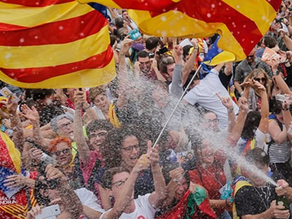Clip: Bạo loạn trên phố sau khi Catalonia tuyên bố độc lập