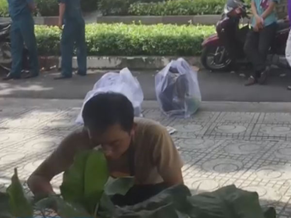 Video: Công an khám nghiệm hiện trường vụ án mạng trên vỉa hè Sài Gòn