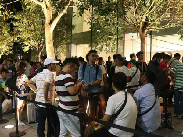 Video: Người Việt tranh cướp chỗ mua iPhone 7 trong đêm ở Singapore