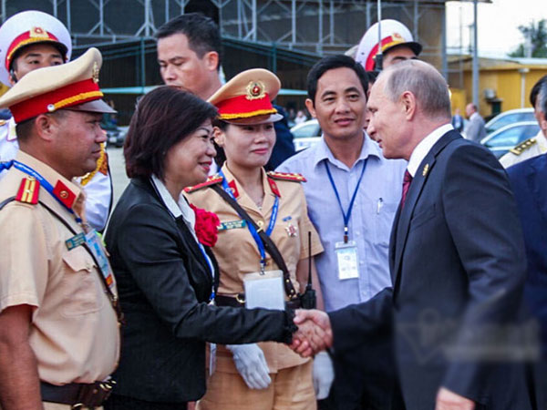 Cái bắt tay vượt qua nghi lễ ngoại giao của Tổng thống Putin