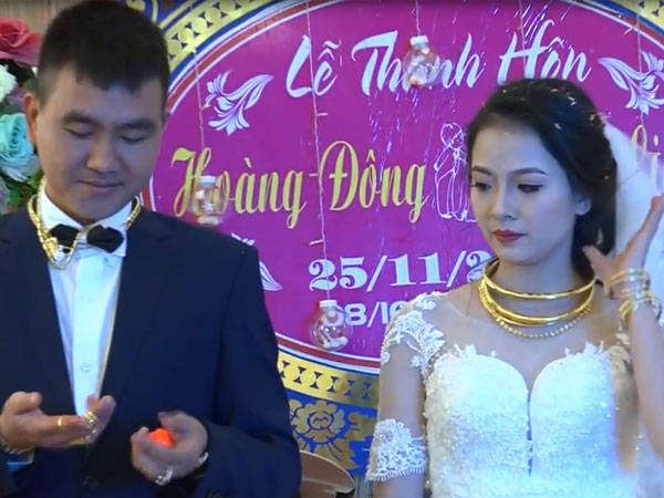 Cặp đôi được tặng nhiều vàng trong ngày cưới đến nỗi đủ mở cả tiệm trang sức
