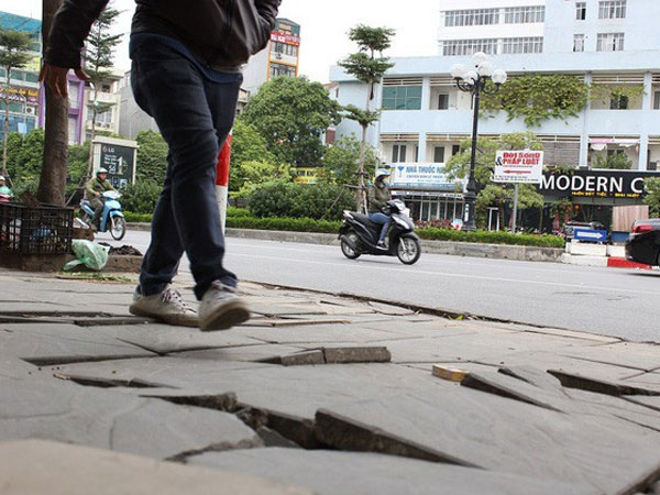 Chủ tịch Hà Nội yêu cầu làm rõ trách nhiệm vụ đá lát vỉa hè vỡ nát