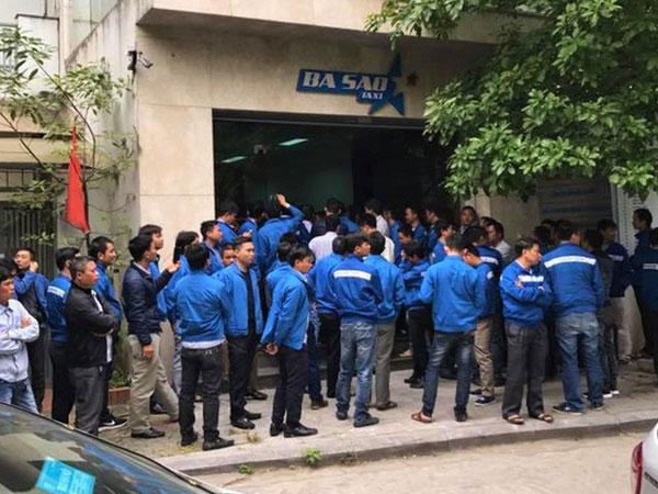Ngán ngẩm cách hành xử của taxi truyền thống, nhiều tài xế 'đầu quân' cho Uber, Grab