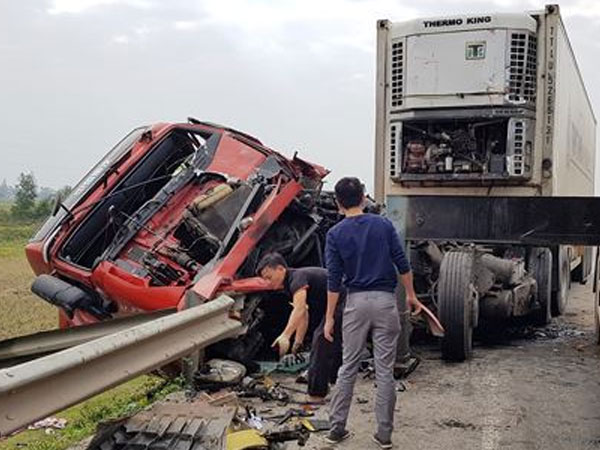 Tai nạn liên hoàn 5 ô tô nát bét, tài xế may mắn thoát chết