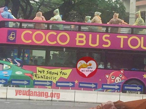 Thanh niên Đà Nẵng rủ nhau mặc áo mưa đi xe bus sau khi tấm ảnh này được đăng tải
