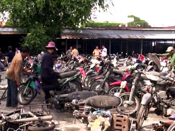 Tiêu hủy gần 100 xe máy hết thời hạn tạm giữ