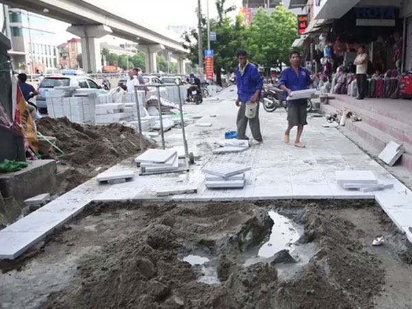 Video: 1m2 đá lát vỉa hè 'bền 70 năm' tại Hà Nội giá bao nhiêu?
