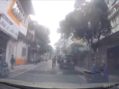 Video: Mở cửa xe không quan sát, tài xế khiến bà cụ ngã sõng soài giữa đường
